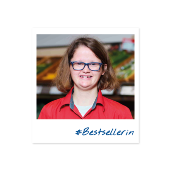 Auszubildende zur Verkäuferin in einem Lebensmittelmarkt. Hashtag "Best-Sellerin".